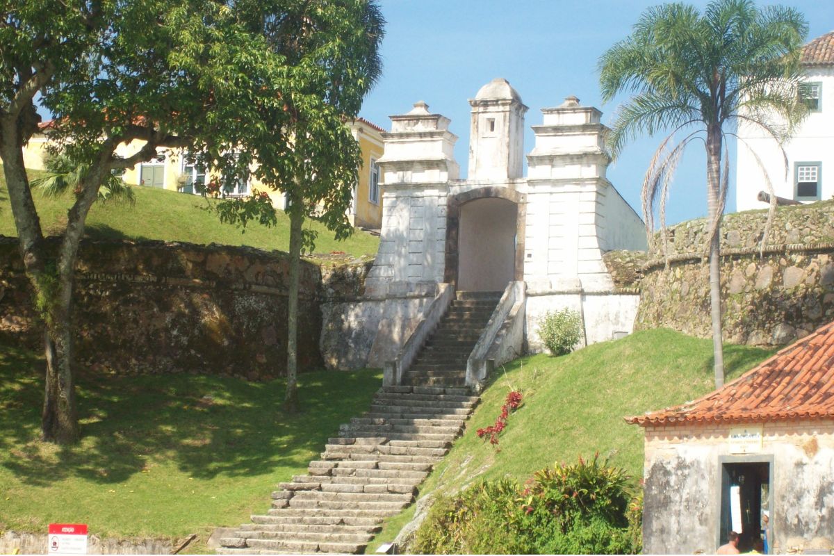 Portal de entrada em pedra da Fortaleza de Santa Cruz de Anhatomirim