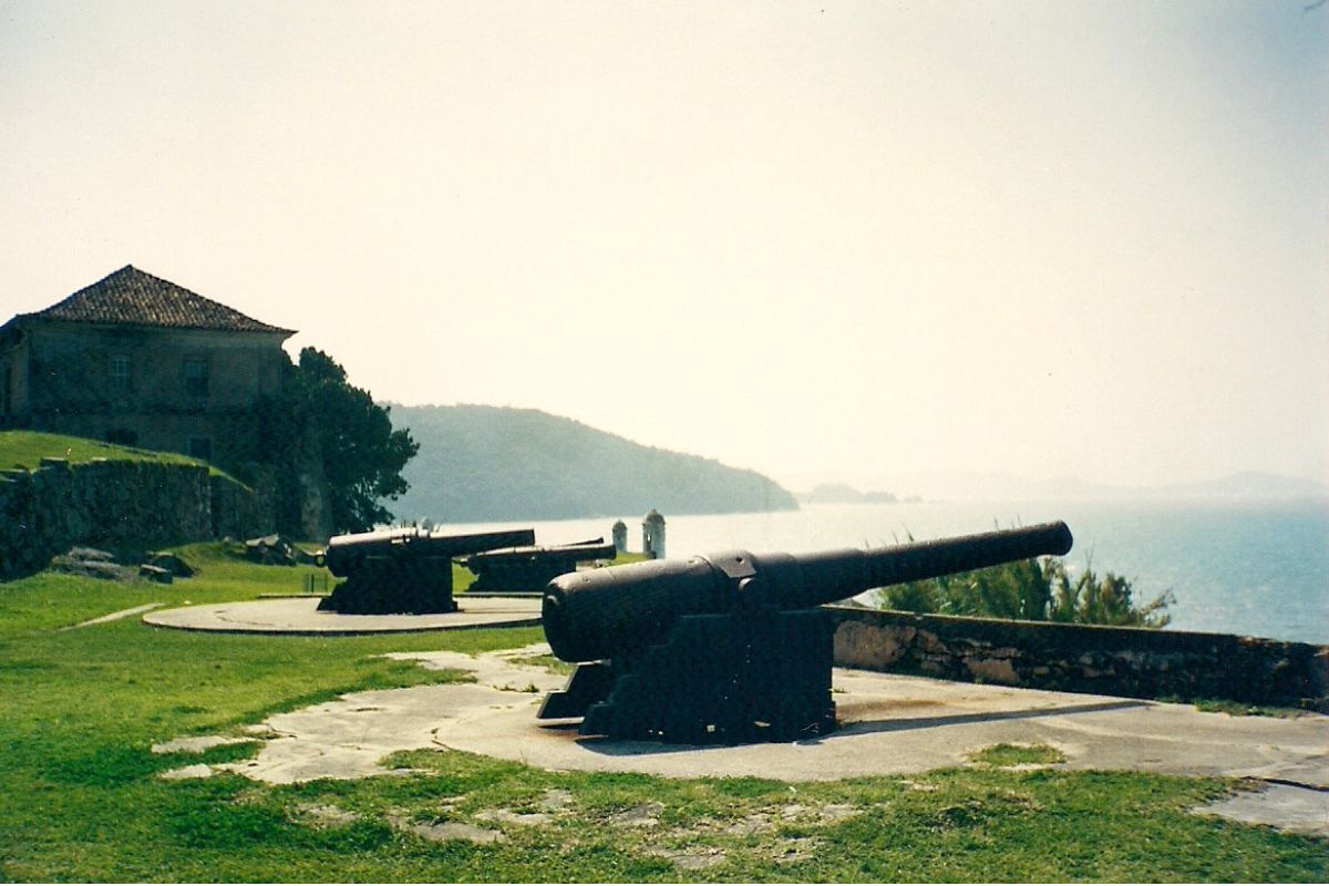 Canhão histórico na Fortaleza de Santa Cruz de Anhatomirim em fotografia de 1998
