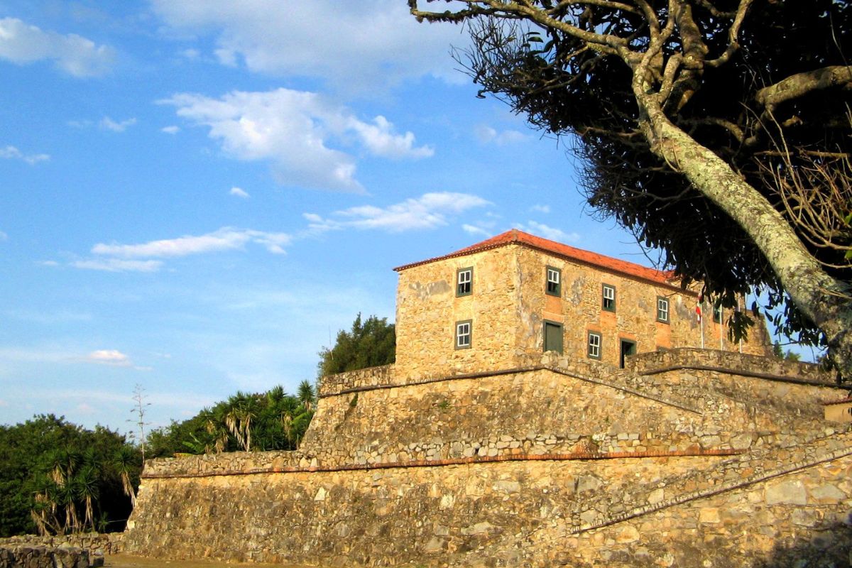 Fortaleza de São José da Ponta Grossa com muralhas históricas e paisagem da Baía Norte