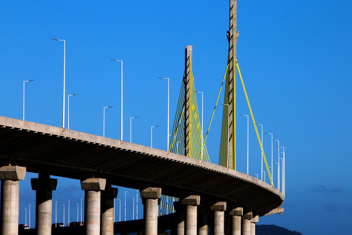 Ponte Anita Garibaldi sobre a Lagoa de Imaruí em Laguna