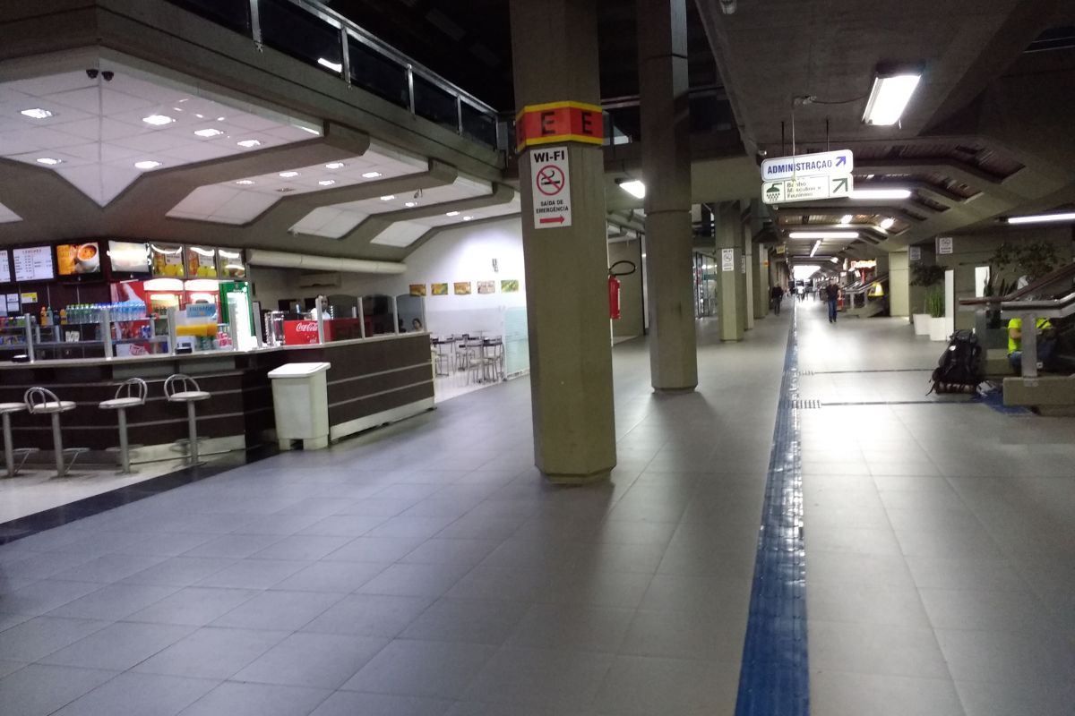 Área interna do Terminal Rodoviário Rita Maria em Florianópolis