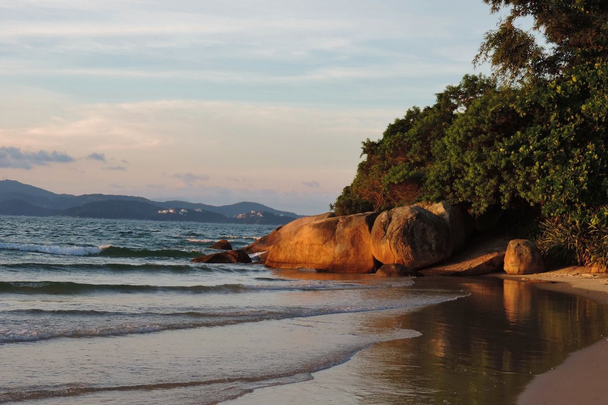 Pôr do sol visto da Praia do Forte em Florianópolis