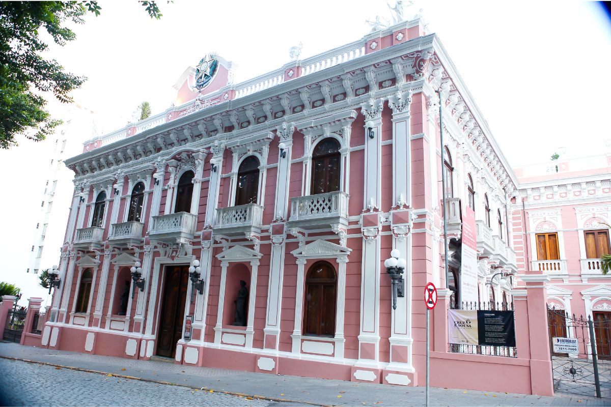 Fachada do Palácio Cruz e Sousa, em frente à Praça XV de Novembro, no Centro de Florianópolis.