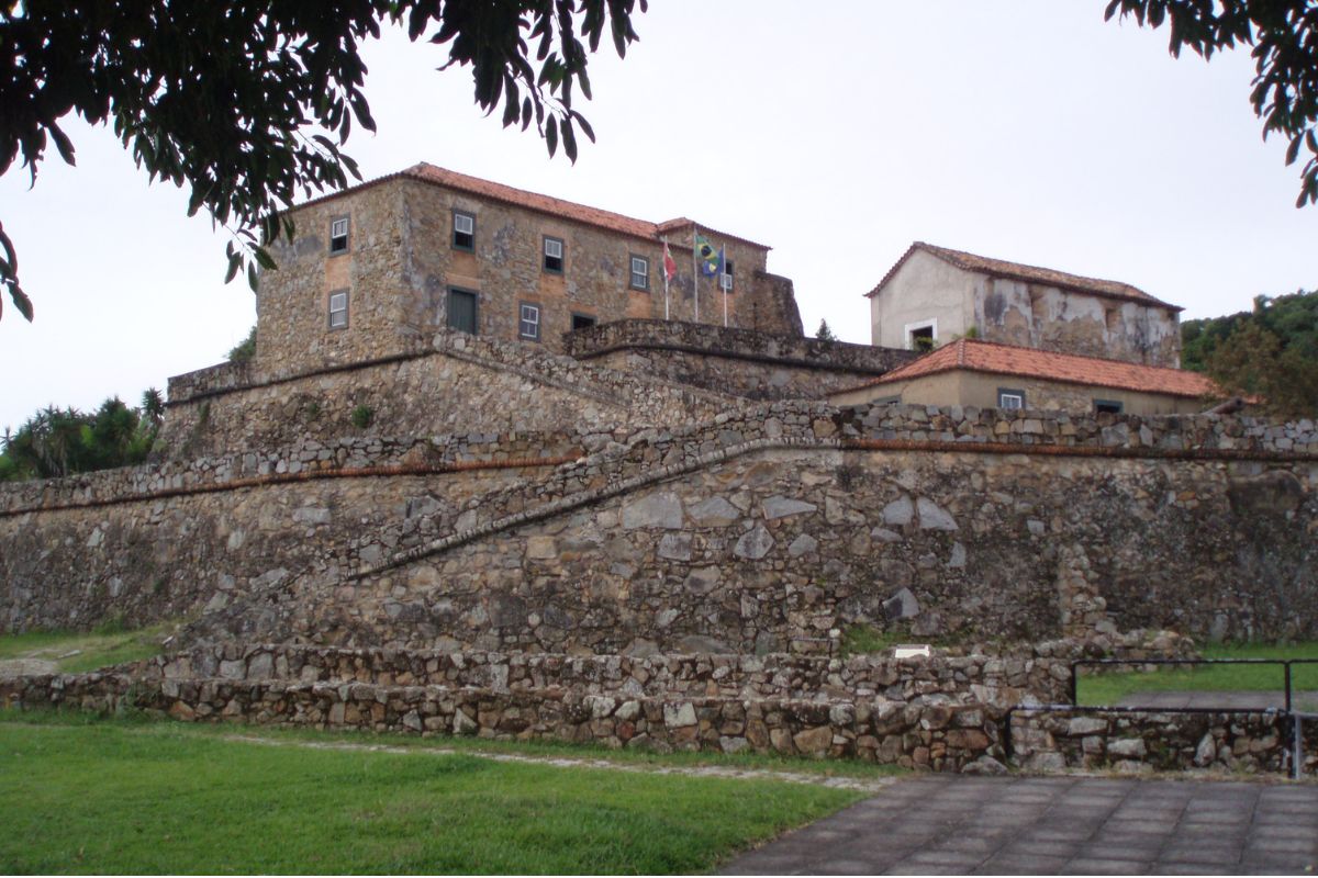 Muralhas, rampas de pedra e edificações da Fortaleza de São José da Ponta Grossa