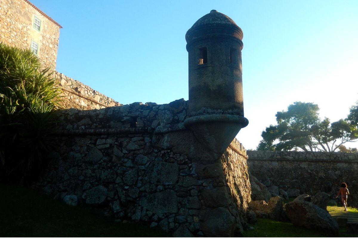 Guarita elevada integrada às muralhas de pedra da Fortaleza de São José da Ponta Grossa