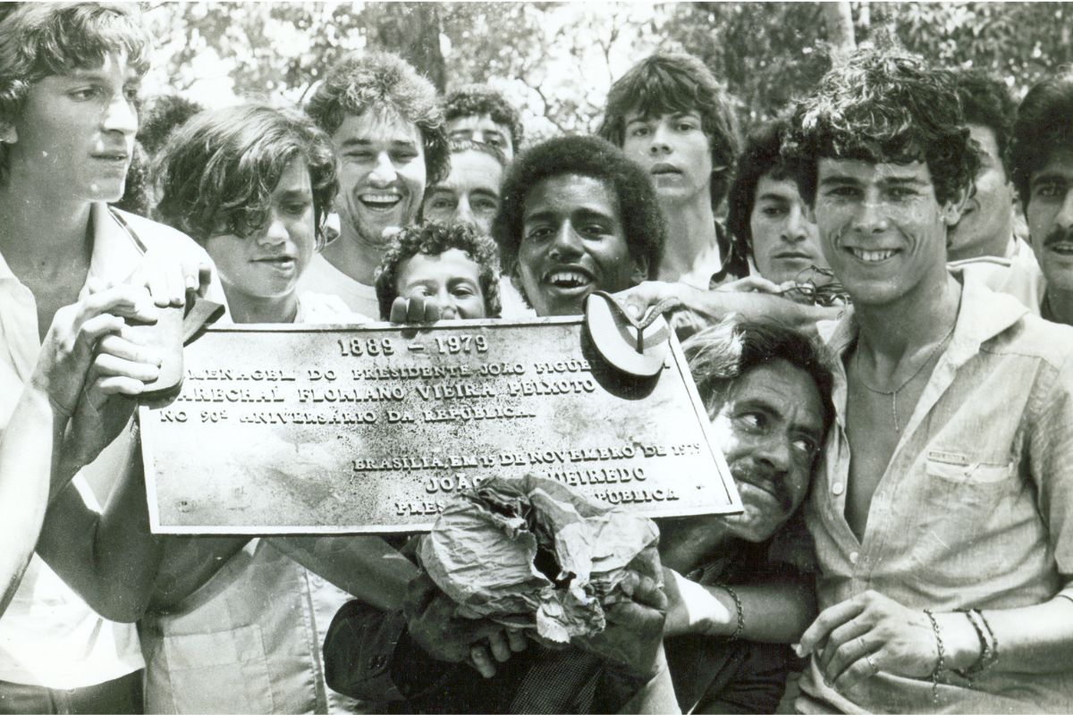 Manifestantes seguram a placa destinada à homenagem a Floriano Peixoto durante a Novembrada, em Florianópolis.