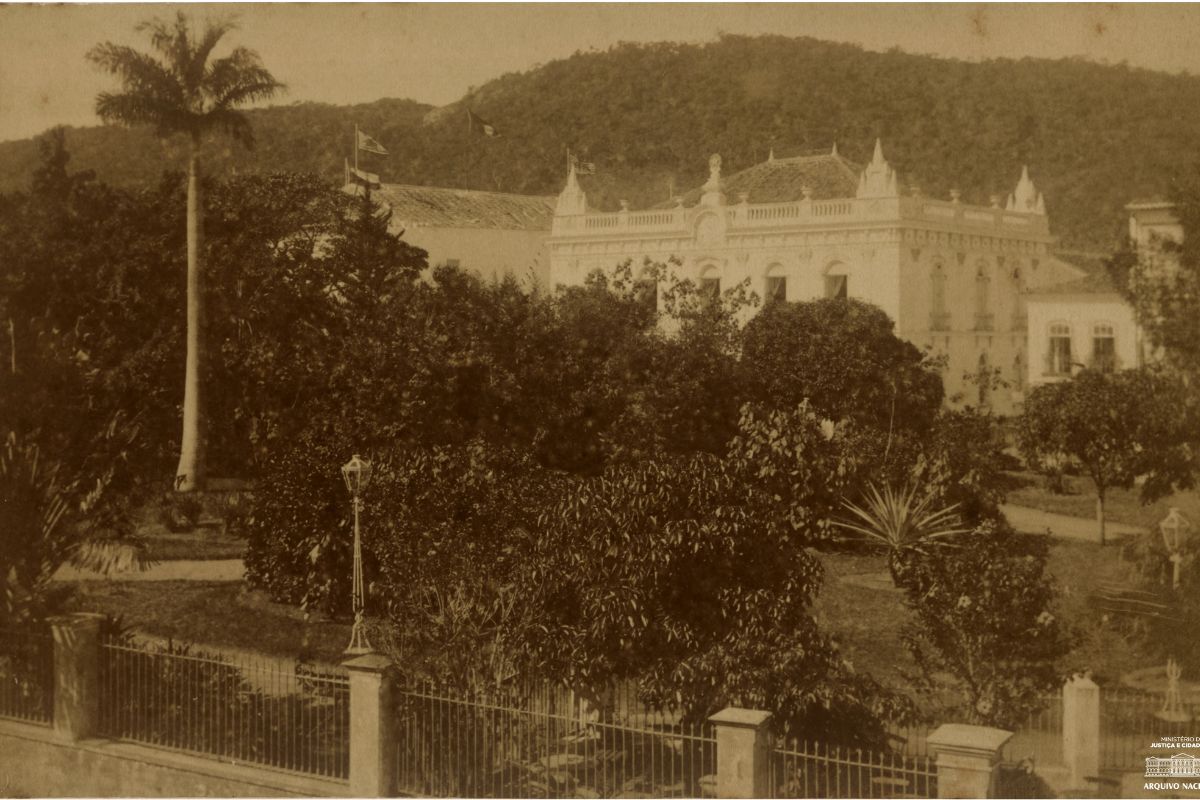 Jardim Almirante Gonçalves, atual Jardim Oliveira Belo, na Praça XV de Novembro, durante a década de 1920.