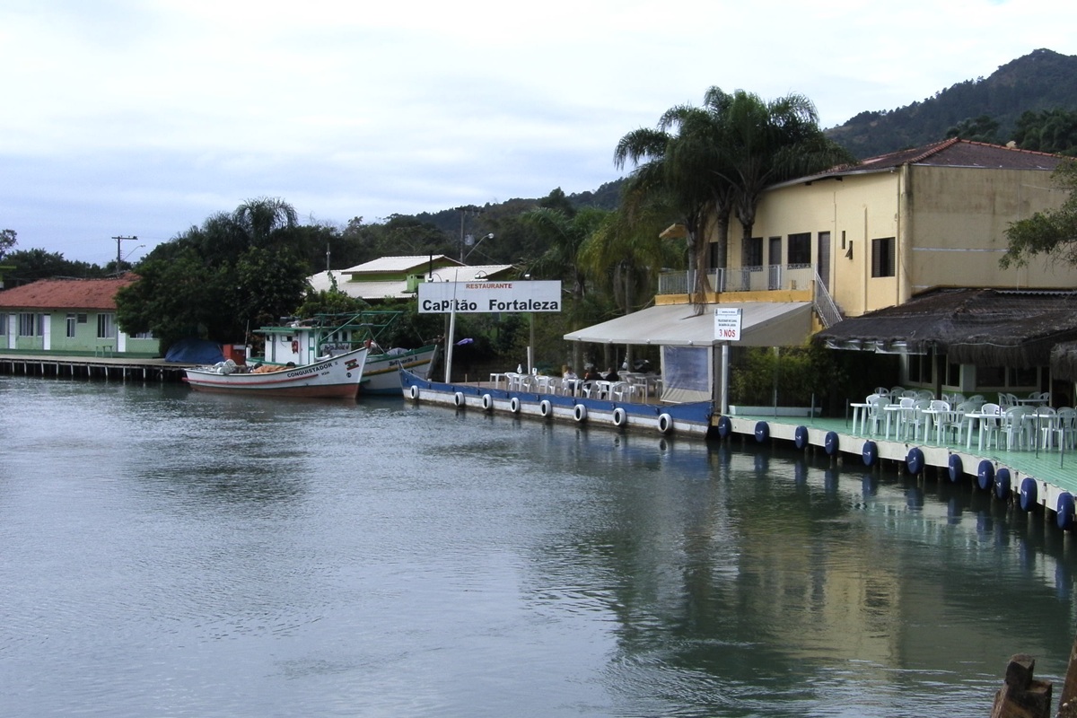 Canal da Barra da Lagoa próximo à ponte, em Florianópolis.