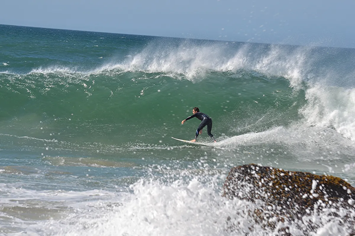 Surfista em onda no Morro das Pedras em Florianópolis