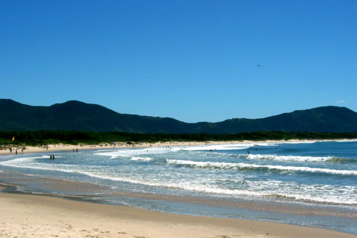 Barra da Lagoa em Florianópolis com ondas próximas à faixa de areia