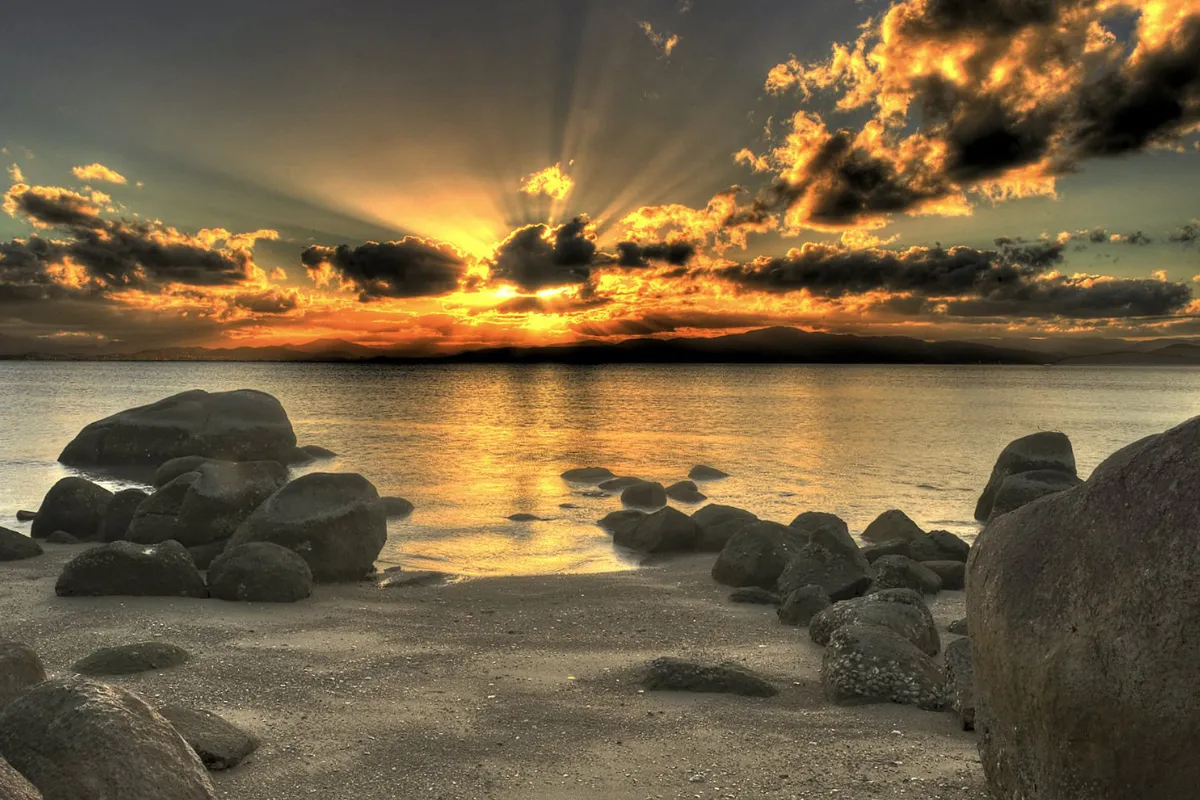 Baía em Santo Antônio de Lisboa, Florianópolis, durante o pôr do sol.