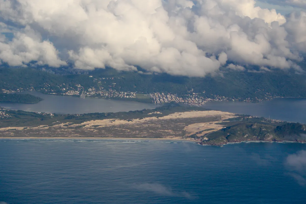 Vista aérea da Praia da Joaquina, do campo de dunas e da Lagoa da Conceição em Florianópolis.
