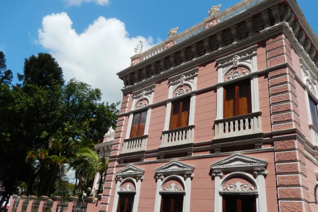 Fachada histórica do Palácio Cruz e Sousa, sede do Museu Histórico de Santa Catarina, no Centro de Florianópolis.
