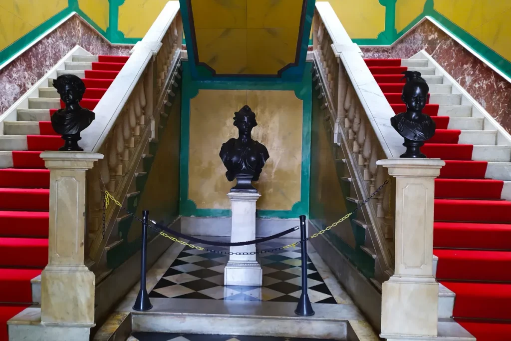 Escadaria interna do Museu Histórico de Santa Catarina, no Palácio Cruz e Sousa, em Florianópolis.