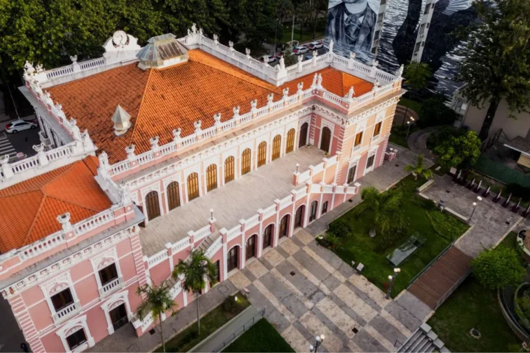 Vista aérea do Palácio Cruz e Sousa, sede do Museu Histórico de Santa Catarina, no Centro de Florianópolis.