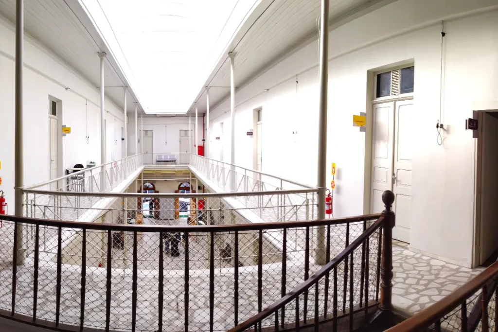Interior da Casa de Câmara e Cadeia, sede do Museu de Florianópolis, com corredores e guarda-corpos históricos.