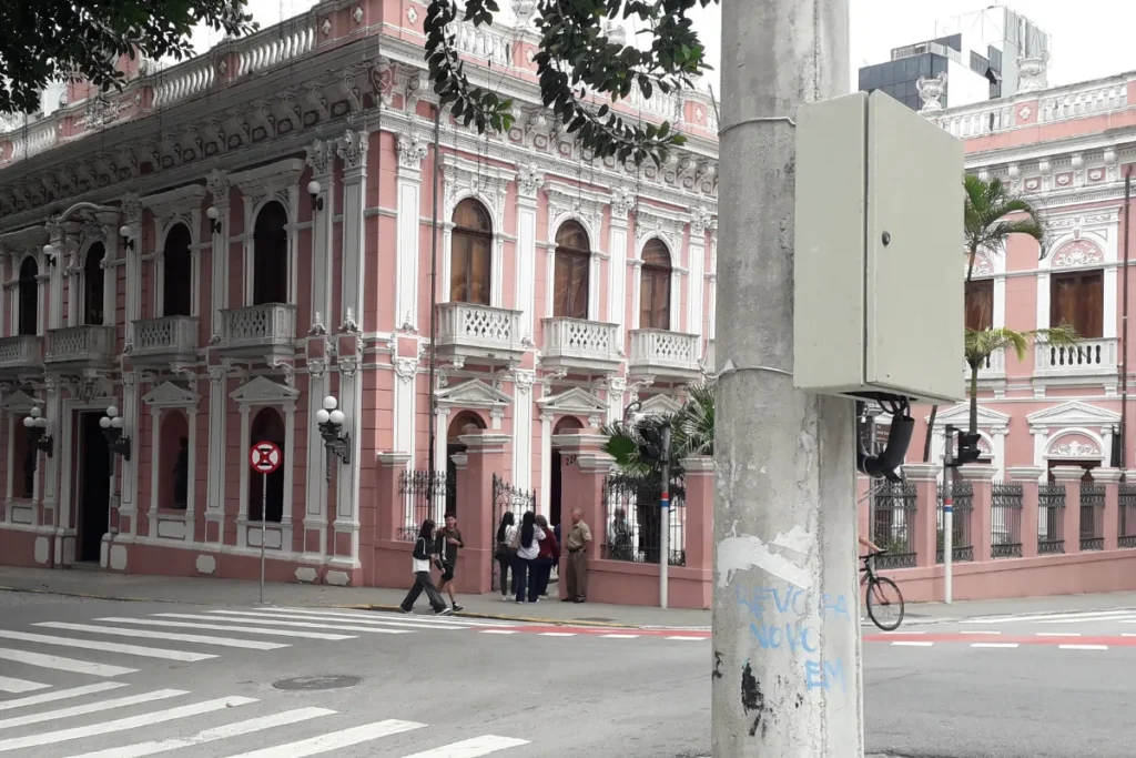Fachada do Palácio Cruz e Sousa, sede do Museu Histórico de Santa Catarina, próxima à Praça XV de Novembro.