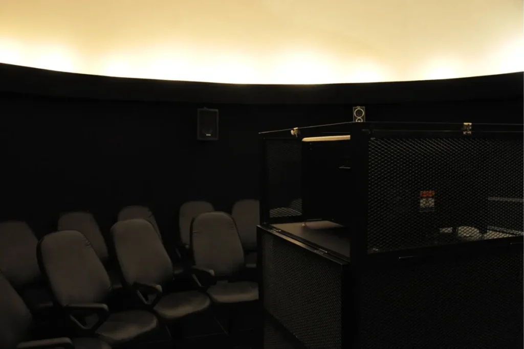 Sala interna do Planetário da UFSC com assentos e cúpula de projeção em Florianópolis.