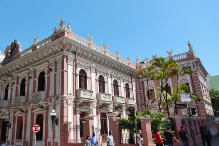 Vista externa do Palácio Cruz e Sousa, edifício histórico do Museu Histórico de Santa Catarina em Florianópolis.