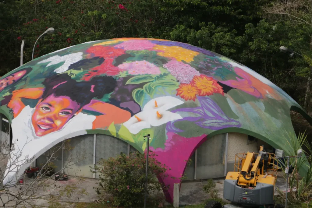 Cúpula do Planetário da UFSC decorada com mural colorido de flores e rostos em Florianópolis.