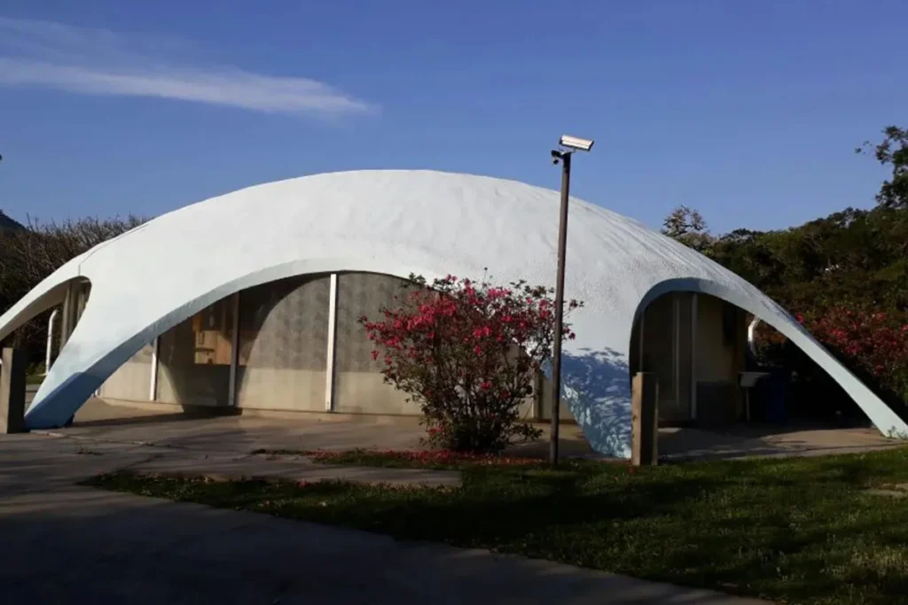Fachada e cúpula branca do Planetário da UFSC no campus universitário de Florianópolis.