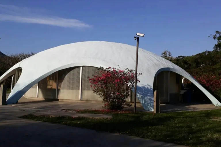 Fachada e cúpula branca do Planetário da UFSC no campus universitário de Florianópolis.
