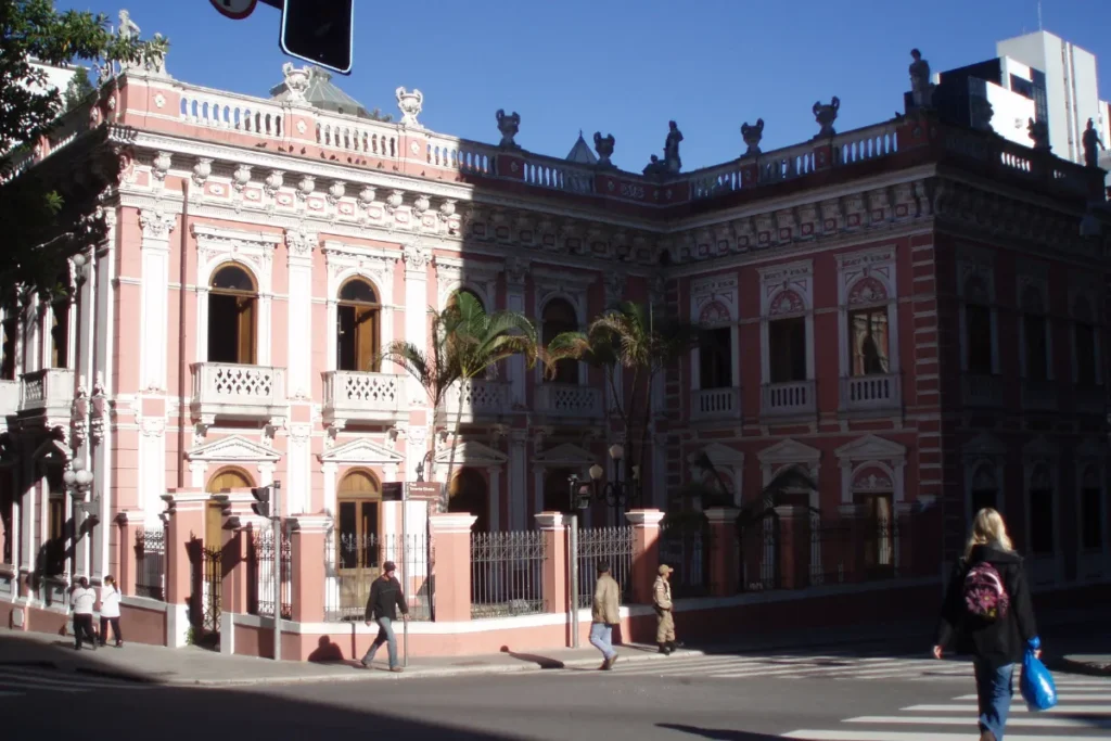Fachada histórica do Palácio Cruz e Sousa no Centro de Florianópolis, próxima à Praça XV de Novembro.