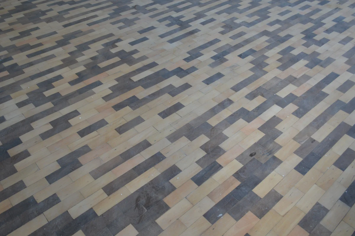 Piso em parquet de madeira no interior da Casa Histórica do Museu Victor Meirelles.