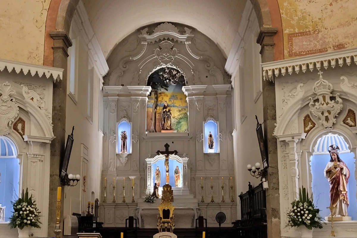 Altar e elementos de arte sacra no interior da Catedral Metropolitana de Florianópolis