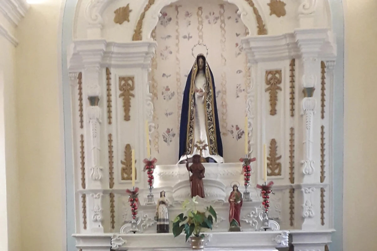 Capela lateral com imagem religiosa no interior da Catedral Metropolitana de Florianópolis