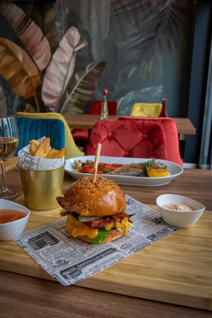 Hambúrguer servido com batatas fritas sobre mesa de restaurante