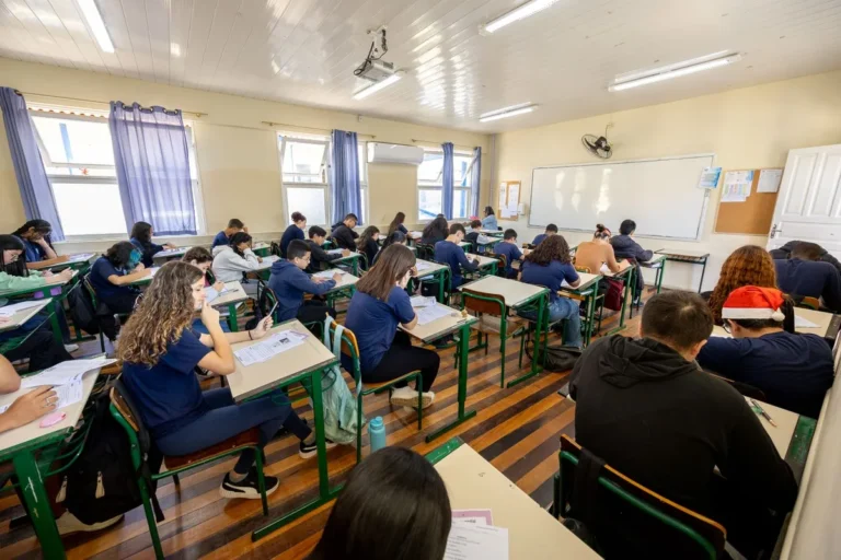 Estudantes fazem atividade em sala de aula de escola pública de Santa Catarina