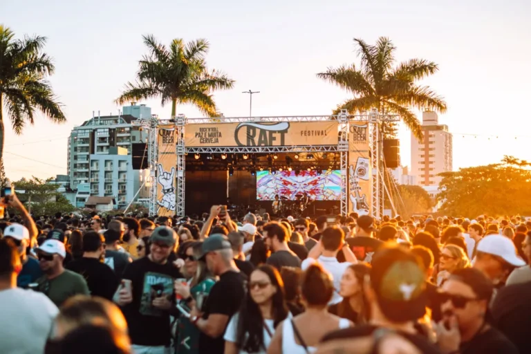 Público em frente ao palco do Craft Beer Festival ao entardecer