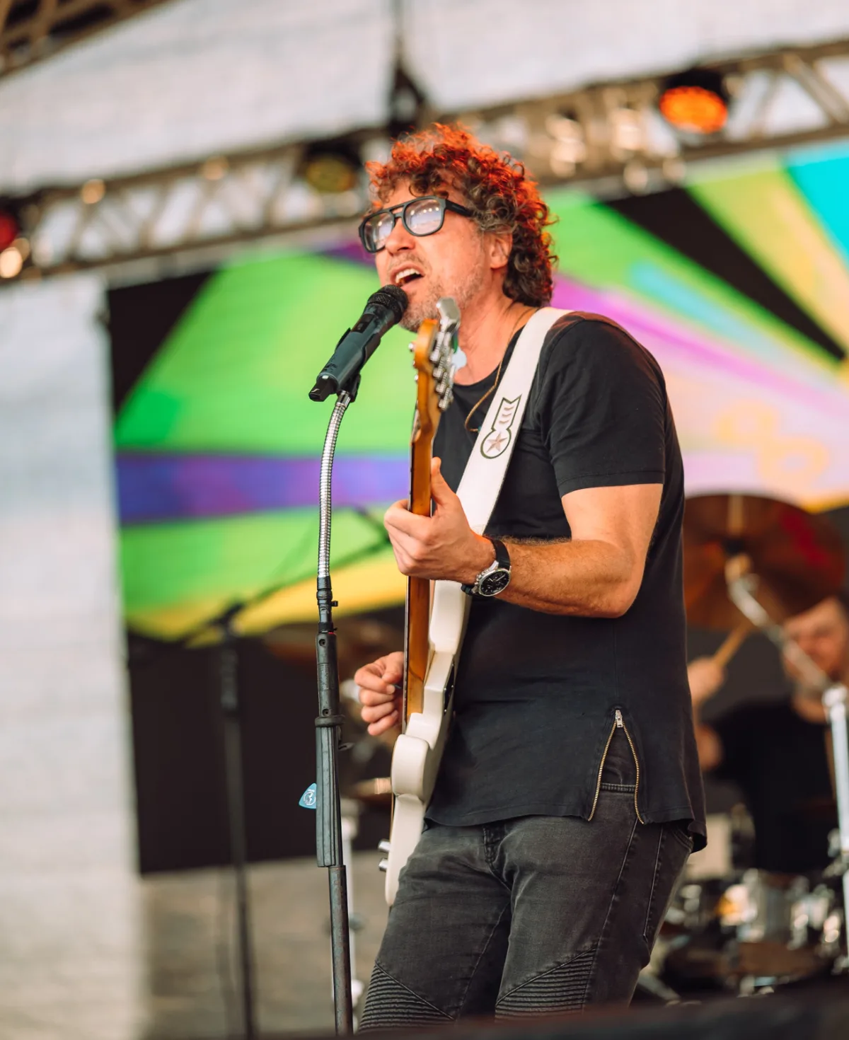 Cantor com guitarra se apresenta no palco do Craft Beer Festival