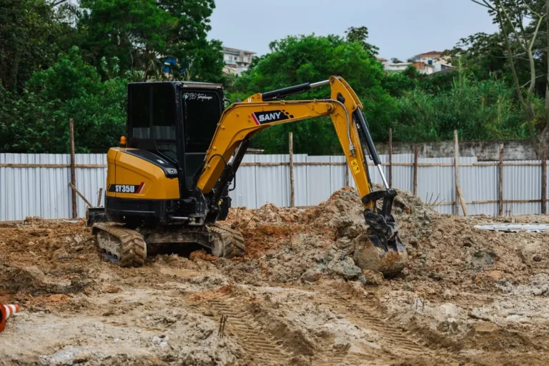 Escavadeira trabalhando em terreno de obra no Hospital Regional de São José