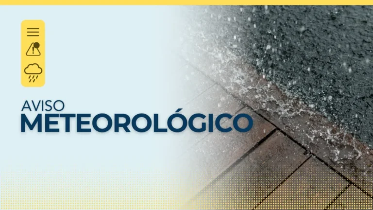 Arte da Defesa Civil de Santa Catarina com o título Aviso Meteorológico e foto de chuva forte caindo sobre a calçada