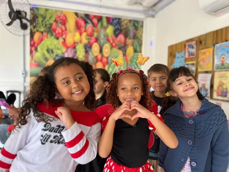 Crianças sorriem em sala de aula de uma unidade de Educação Infantil da rede municipal de Florianópolis
