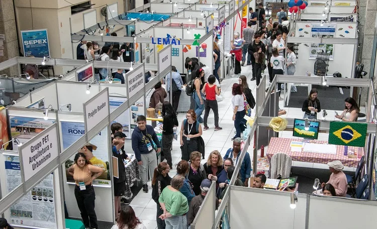 Visitantes circulam entre estandes da feira de ciências da Sepex no Centro de Cultura e Eventos da UFSC