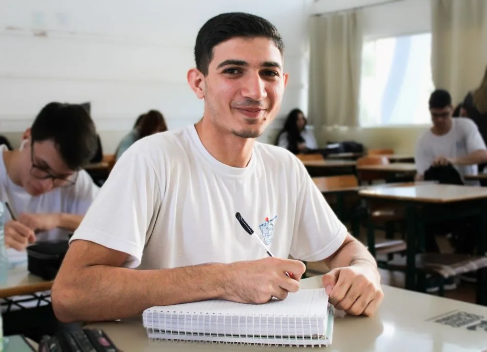 Estudante sorrindo em sala de aula de escola da rede estadual de Santa Catarina