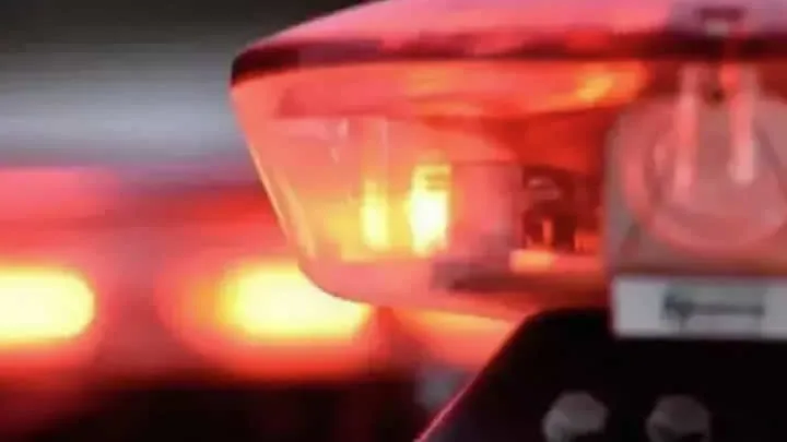 Giroflex vermelho aceso de uma viatura da Polícia Militar de Santa Catarina
