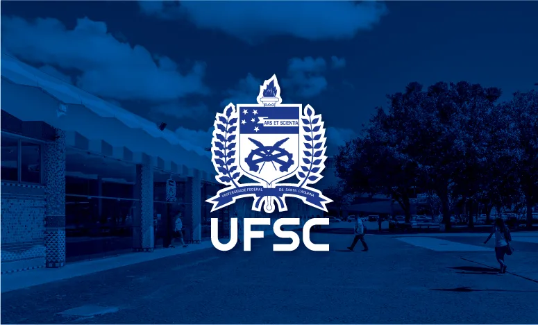 Brasão da Universidade Federal de Santa Catarina sobre fundo azul com prédio do campus
